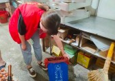 東山社區開展沿街商鋪分發可回收物分類垃圾桶活動